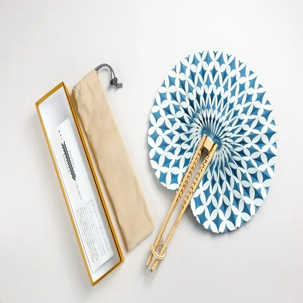 Disfruta del hermoso brillo y la textura del ratán natural. Experimenta la creación de un abanico plegable de ratán que se abre en forma circular._image