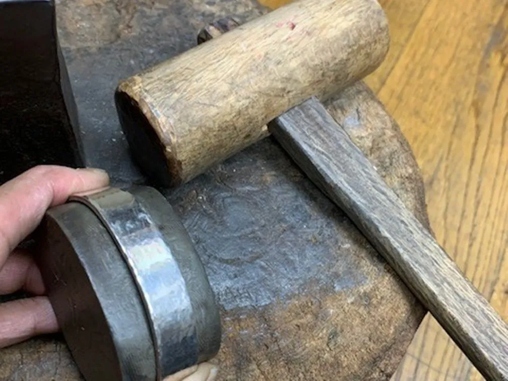 Taller de brazaletes de plata de Tokio_image