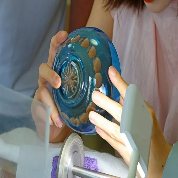 Un ambiente unico nato dalla tradizione e da tecniche esclusive. Incidi il motivo che preferisci sul vetro Edo in questa attività di taglio del vetro Kiriko._image